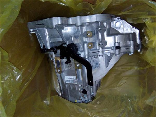 在拆卸舊變速箱前務必確保變速箱油已徹底排空并清理內(nèi)部雜質